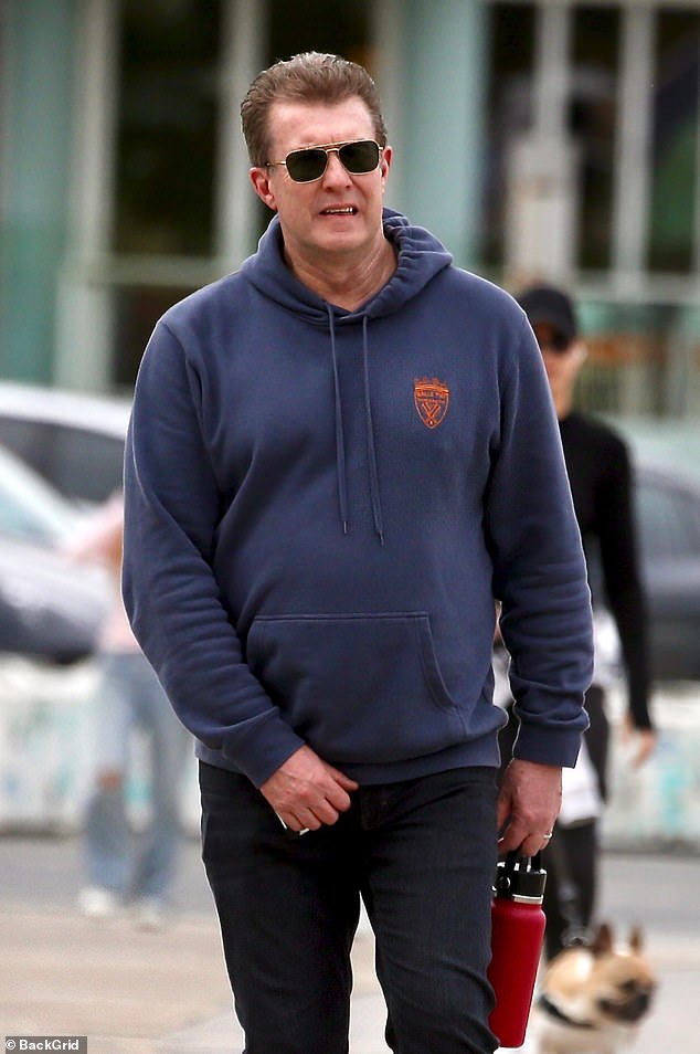 أخفى بيتر عينيه خلف نظارة شمسية داكنة، وارتدي حذاء رياضيًا أبيض اللون، واحتفظ بزجاجة مياه حمراء في متناول يده.