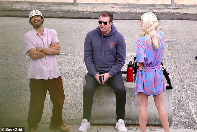 بقي والدها الشهير بيتر بالقرب من ابنته بينما بدأ الطاقم في العمل على التقاط صورهم