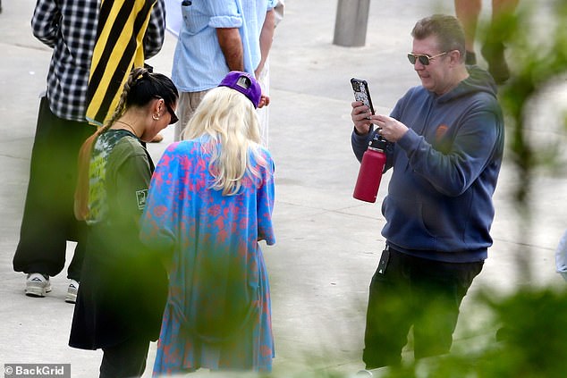 ولكن في اللحظة التي حصلت فيها أليجرا على استراحة، لم يهدر الأب الفخور وقته في التقاط صور لا تُنسى لنفسه