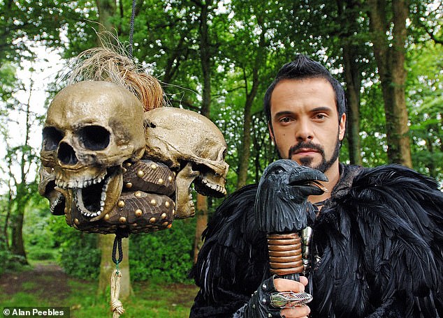 قدم الممثل الاسكتلندي جيمس ماكنزي ستة أطفال، يشار إليهم باسم 