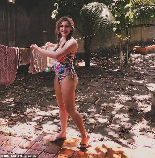 يأتي ذلك بعد أن خلعت الجميلة ملابسها مرة أخرى، ولكن هذه المرة ارتدت ملابس السباحة حيث شاركت لقطات خلف الكواليس من سباق المشاهير عبر العالم