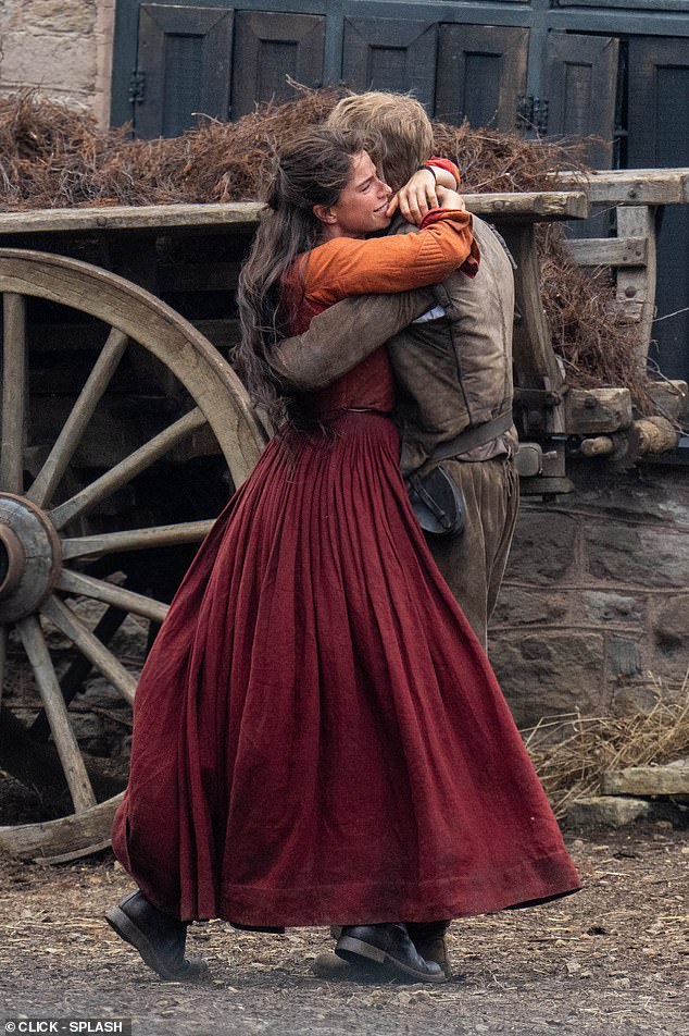 في المشاهد الخارجية، احتضن الثنائي بعضهما البعض بحب، بينما لفّت الممثلة ذراعيها حول رقبة جو.