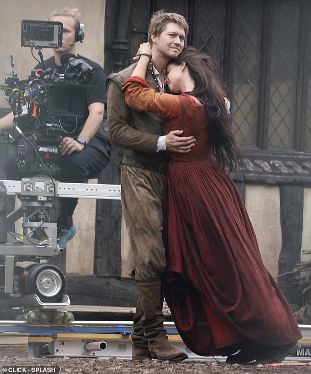 ارتدى الممثل، الذي اشتهر بمواعدة المغنية بين عامي 2016 و2023، زيًا تقليديًا أثناء تصوير مشاهد الدراما الشكسبيرية