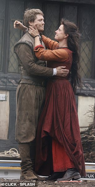 وفي الوقت نفسه، ارتدت جيسي فستانًا طويلًا باللونين البرتقالي والأحمر مع شعرها البني المنسدل على ظهرها.