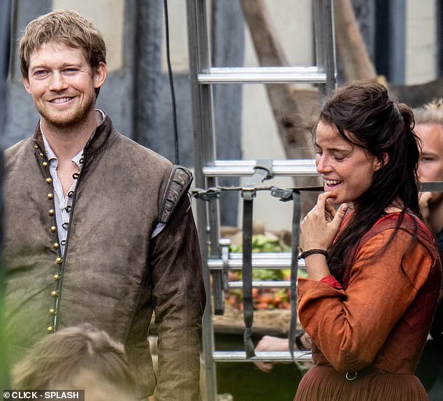 تبادل الثنائي الضحكات أثناء استراحة التصوير