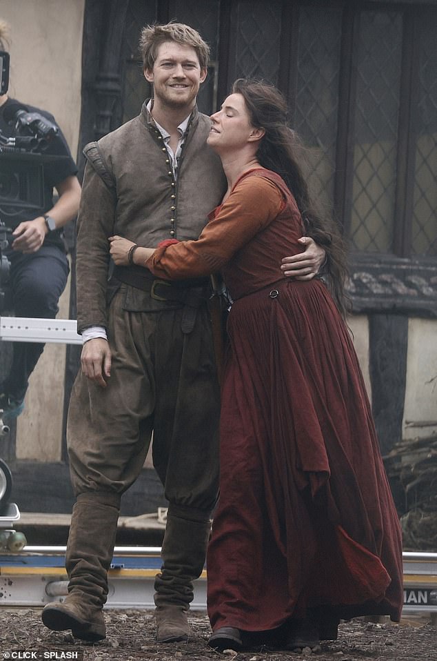 كان يرتدي سترة وسراويل من جلد الغزال على طراز إليزابيث بالإضافة إلى أحذية طويلة تصل إلى الركبة وكان يرتدي أيضًا بعض اللحية الخفيفة