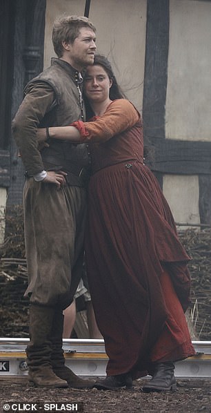 وفي الوقت نفسه، ارتدت جيسي فستانًا طويلًا باللونين البرتقالي والأحمر مع شعرها البني المنسدل على ظهرها.