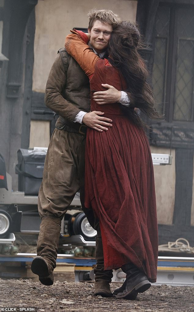 شخصية جو غير معروفة حاليًا بينما تلعب جيسي دور زوجة ويليام شكسبير آغنيس إلى جانب بول ميسكال في دور الكاتب المسرحي الشهير في نسخة الشاشة الكبيرة من رواية ماجي أوفاريل.