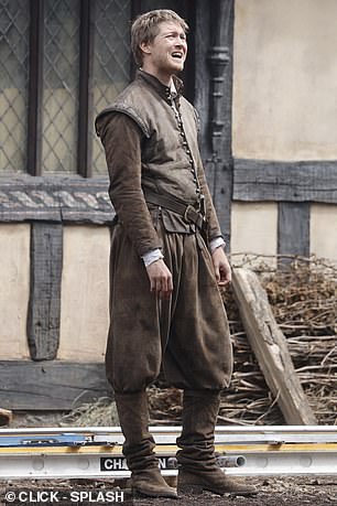 كان الممثل يرتدي ملابس تقليدية في المجموعة والتي تم إعادة إنشائها لتشبه ستراتفورد أبون إيفون في عهد إليزابيث.