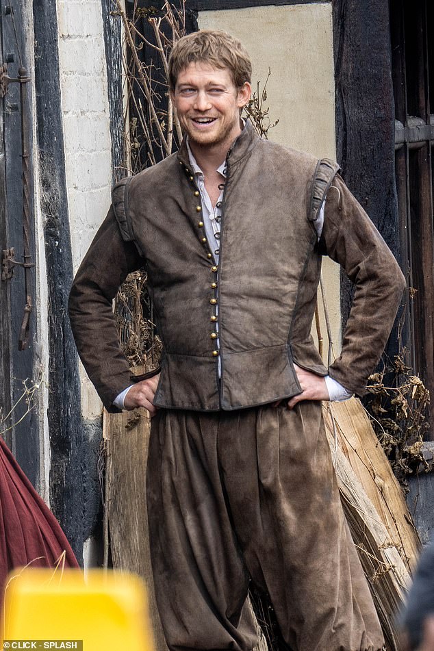 أطلق جو ابتسامة عريضة وهو يقف ويداه على وركيه