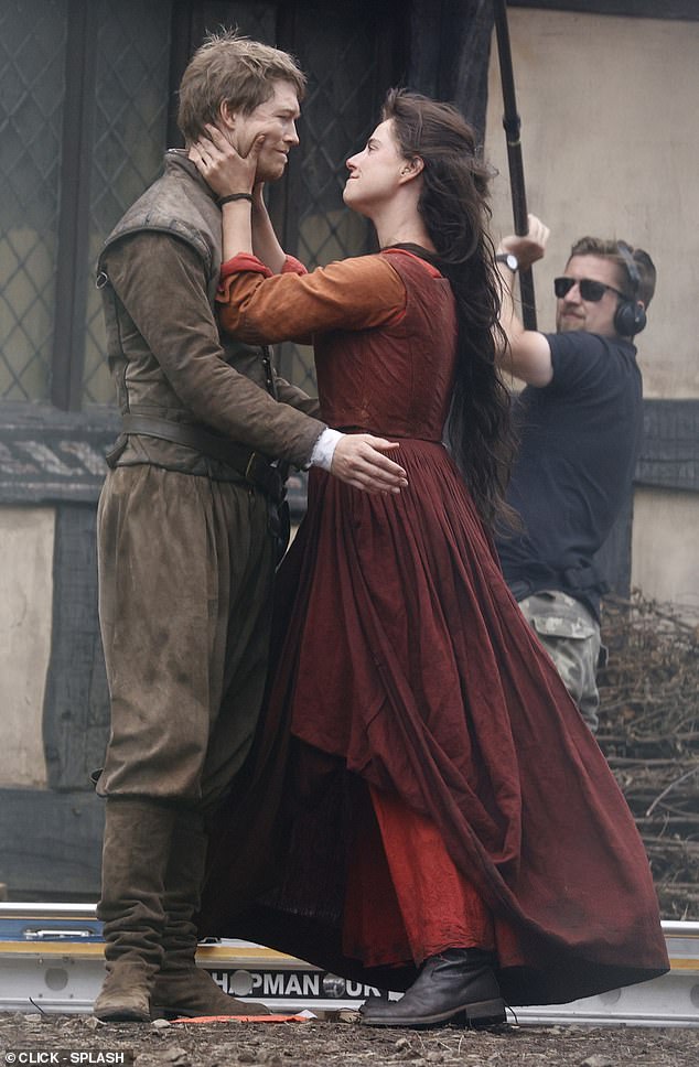 خلال أحد المشاهد الرقيقة، أمسكت جيسي بوجه جو بين يديها