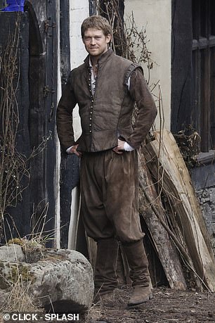 كان الممثل يرتدي ملابس تقليدية في المجموعة والتي تم إعادة إنشائها لتشبه ستراتفورد أبون إيفون في عهد إليزابيث.