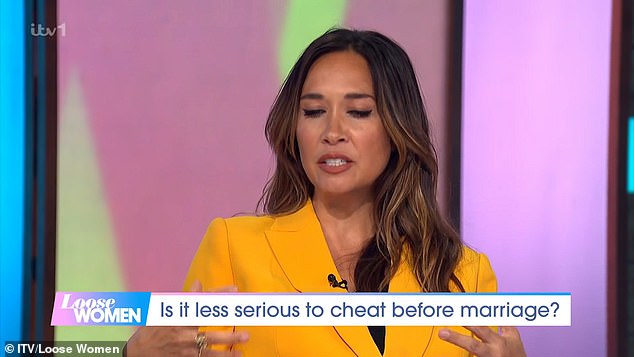 ناقشت المغنية هذا اللقاء الغريب خلال مناقشة حول الغش إلى جانب المتحدثين أوليفيا أتوود وكاي آدامز وجين مور