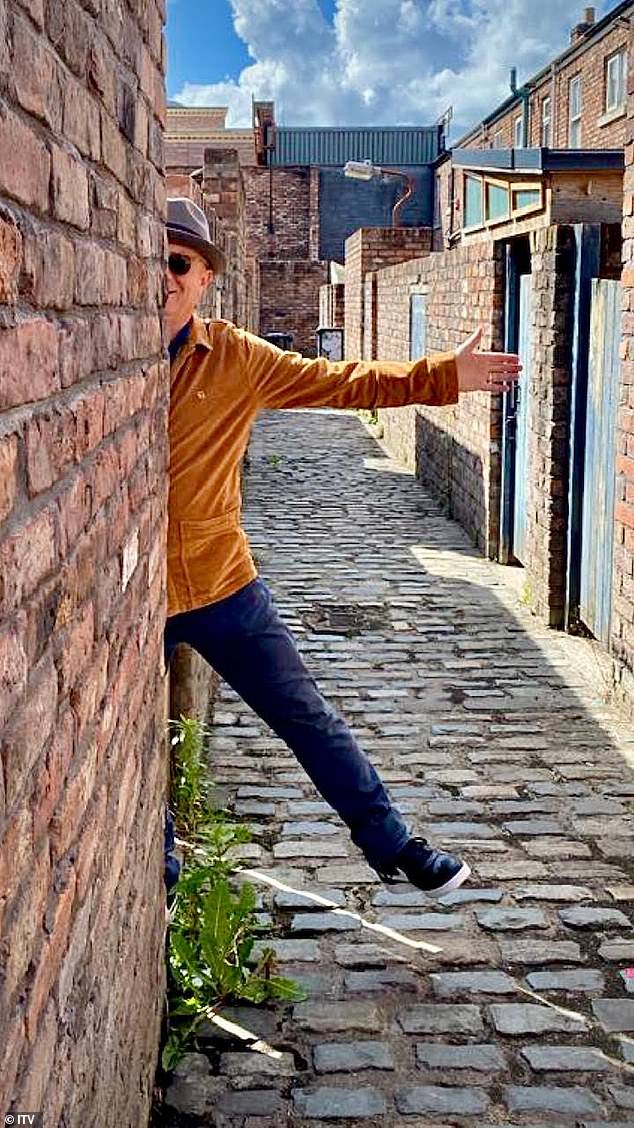 وبحسب ما أوردته صحيفة The Sun، تم استدعاء الممثل إلى اجتماع مع الرؤساء وترك دون 