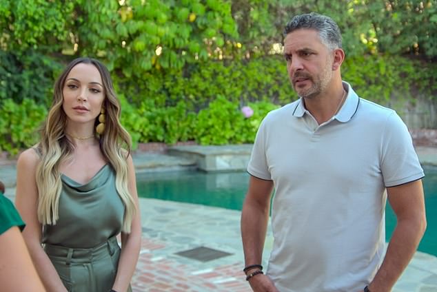 يشارك رجل الأعمال البالغ من العمر 54 عامًا في العرض إلى جانب ابنتيه فرح وأليكسيا