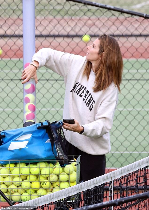 كان تفاني وارنر في اللياقة البدنية واضحًا تمامًا حيث كانت تحرك جسدها دون عناء بمهارة وثقة