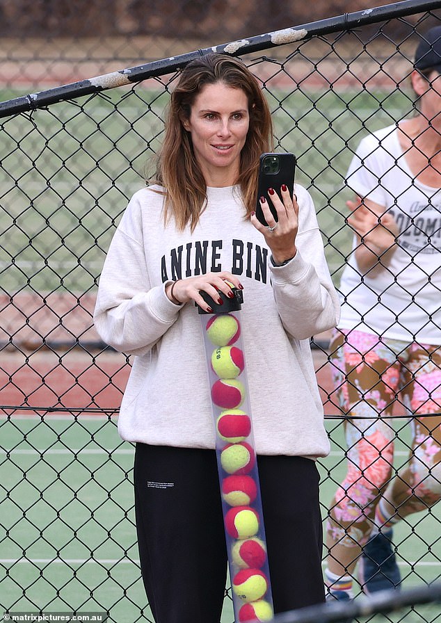 تباهت المرأة الحديدية المتقاعدة، البالغة من العمر 39 عامًا، بجسدها الرياضي ومنحنياتها المذهلة أثناء ممارسة التمارين الرياضية في ملعب رياضي محلي