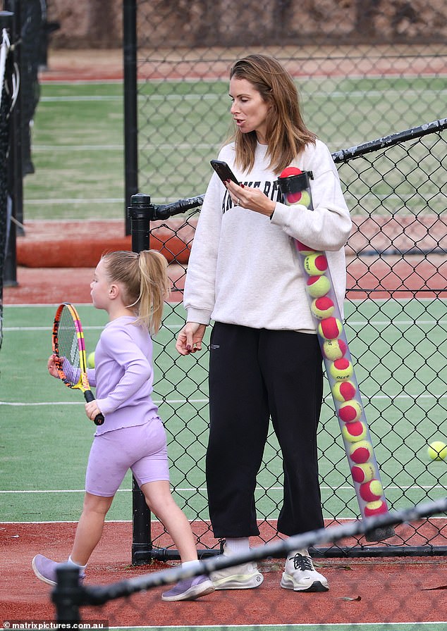 كانت الرياضية المولودة في سيدني تحمل كرة كبيرة وكانت تبدو وكأنها تستمتع بوقتها بينما كانت تستعد للتعرق