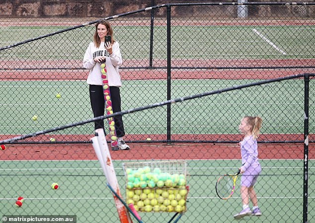 كانت برفقتها إحدى بناتها، وكانت تبدو وكأنها أم حنونة بينما كانت تعلم الطفلة كل ما يتعلق باللعبة.