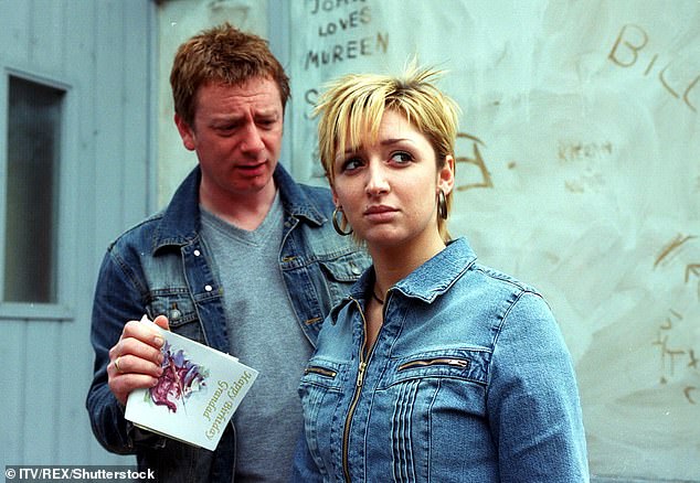 كانت لشخصيته علاقة مع كاتي هاريس البالغة من العمر 16 عامًا (لعبت دورها لوسي جو هدسون) قبل خروجه (في الصورة)