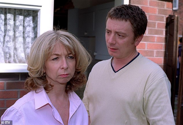 أصبح خروج جايل - الذي أعلنته هيلين في يونيو بعد 50 عامًا لا تصدق - في خطر الآن، حيث وردت أنباء عن إعادة كتابة مشاهدها الأخيرة بشكل محموم