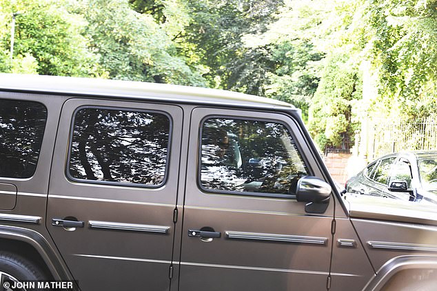 كان تعبير مولي ماي متجهمًا على وجهها، وقامت بتصفيف شعرها الأشقر في تسريحة شعر فضفاضة بينما كانت تواصل يومها وسط ما كان وقتًا مدمرًا بالنسبة لها.