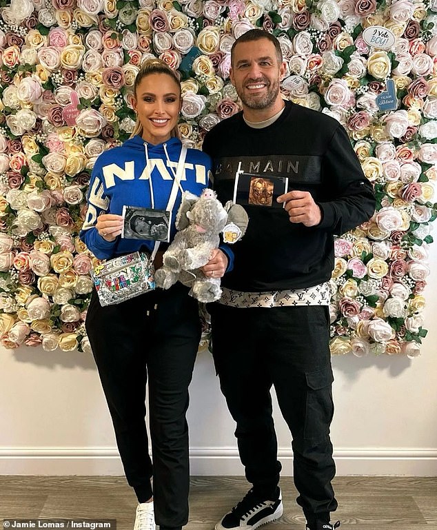 كشف نجم هوليواكس، البالغ من العمر 49 عامًا، لأول مرة أن شريكه طبيب الأسنان التجميلي، البالغ من العمر 35 عامًا، حامل بطفلهما الأول معًا في فبراير، في منشور لطيف في عيد الحب