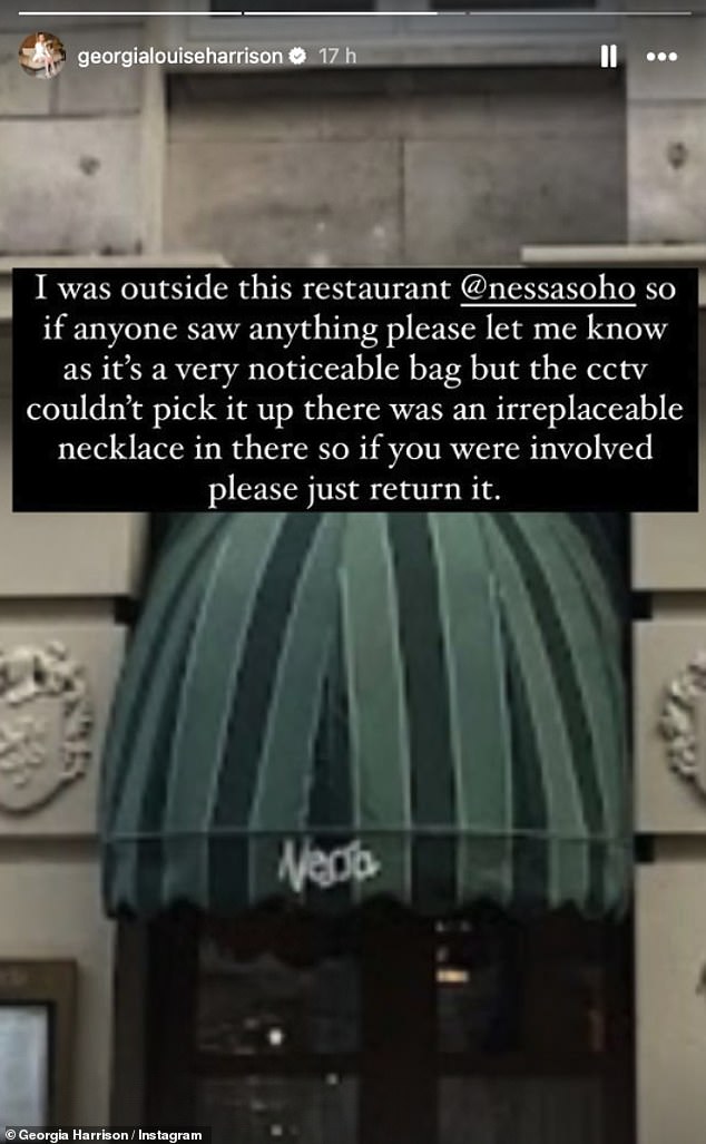 شاركت جورجيا لقطات من الإكسسوار الوردي الساخن الجذاب المزين بكلمة 