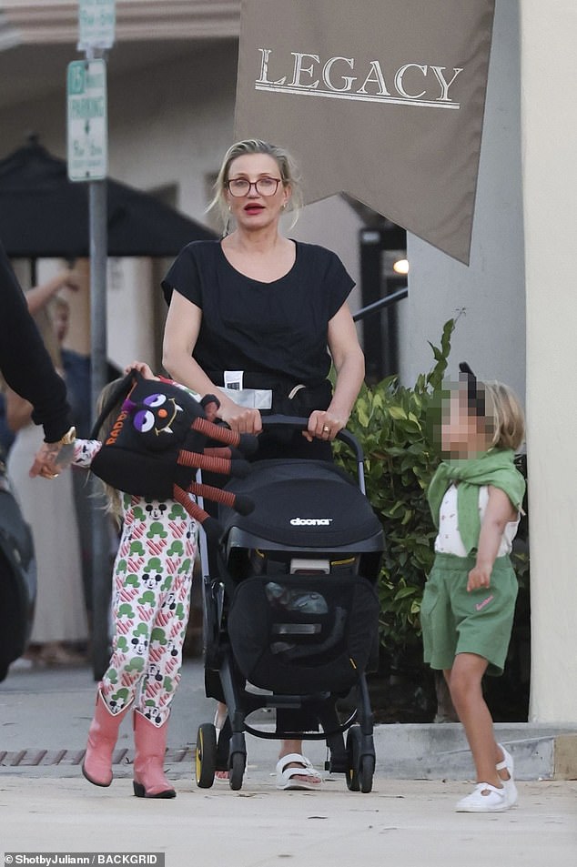 رحبت الممثلة، 51 عامًا، وعازف الجيتار في Good Charlotte، 45 عامًا، بابنهما كاردينال في مارس. كما أن لديهما ابنة تبلغ من العمر أربع سنوات، راديكس