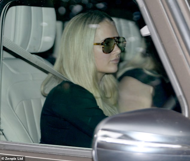 أخفت مولي عينيها خلف نظارات شمسية ضخمة عندما غادرت العقار بعد وقت قصير من مغادرة الملاكم في سيارتها مرسيدس AMG G 63 Magno Edition.