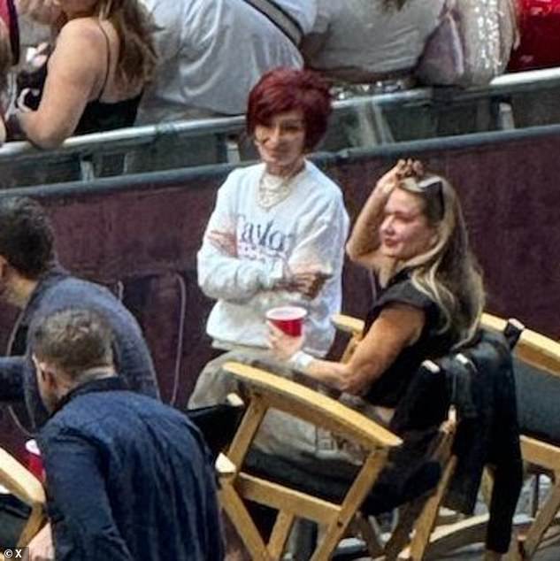 حضر أسطورة تلفزيون الواقع حفل تايلور في استاد ويمبلي يوم السبت وشوهدت وهي ترتدي سترة تدعو مغنية Love Story للانتقال إلى البيت الأبيض