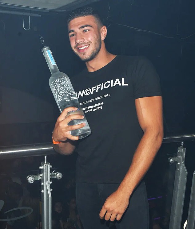 زعمت التقارير أن خطيبته تخلت عن تومي بعد أن 