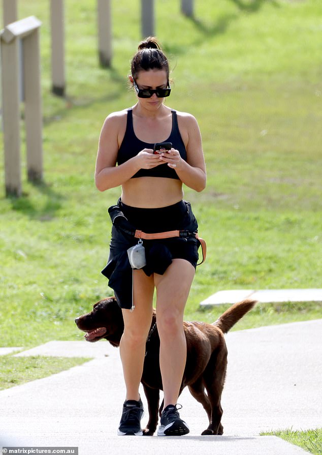 وأكملت إطلالتها بزوج من الأحذية الرياضية السوداء المريحة ونظارة شمسية داكنة للخروج