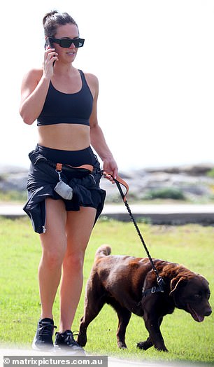 أظهرت الممثلة البالغة من العمر 32 عامًا قوامها مرتدية قميصًا قصيرًا أسود وشورتًا قصيرًا