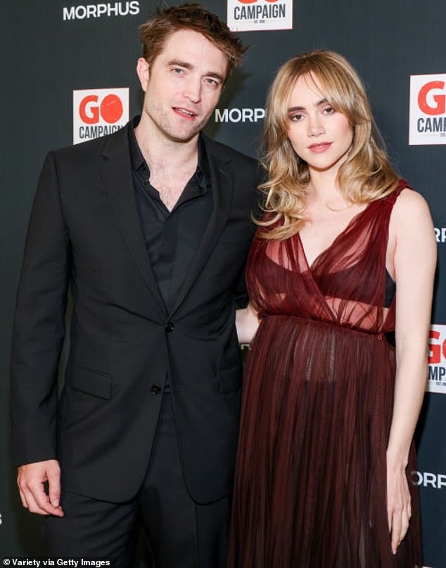 أشادت المغنية الرئيسية للفرقة هايلي ويليامز بخطيبة باتينسون سوكي ووترهاوس، 32 عامًا، والتي كانت أيضًا واحدة من المغنيات الافتتاحيات لسويفت: تم تصوير باتينسون ووترهاوس في عام 2023