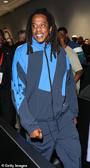 كما ارتدى أيضًا بنطالًا رياضيًا من النايلون المطابق.