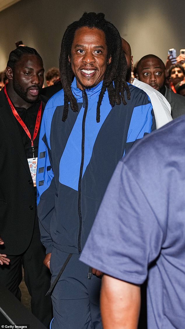 وبدا في حالة معنوية مرتفعة وهو يشق طريقه إلى المنصة برفقة فريقه ومع تجمع حشد من المشجعين حوله