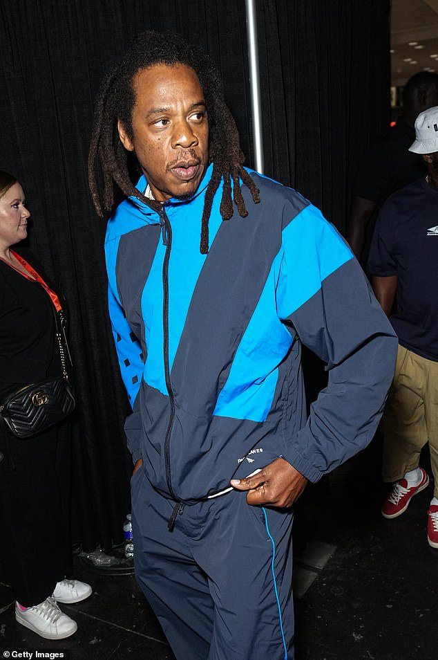 تم تصفيف شعره على طريقة ضفائره الحرة المميزة