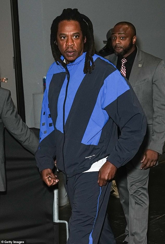 لقد حافظ على مستوى منخفض من الاهتمام حيث بدا وكأنه لا يرتدي أي مجوهرات أو إكسسوارات بالإضافة إلى مظهره الأنيق غير الرسمي