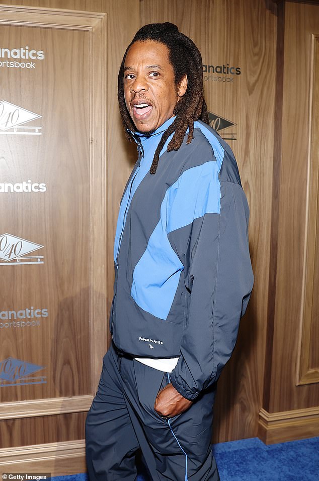 أثناء سيره، كان يبدو هادئًا حيث كان يضع يديه في جيوبه ويتحدث إلى الأشخاص الذين يمر بهم