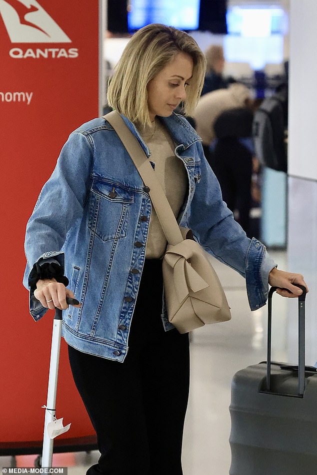 بينما كان العديد من زملائها مشغولين بتزيين أنفسهم استعدادًا لليلة التلفاز، اتخذت سيلفيا نهجًا أكثر بساطة في رحلتها