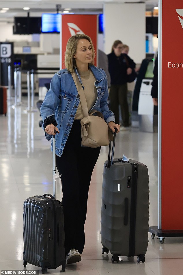 يبدو أن مقدمة البرامج التلفزيونية كانت متجهة إلى رحلة جوية بمفردها حيث لم يكن زوجها بيتر ستيفانوفيتش، مقدم برنامج سكاي نيوز، وطفليها هنري وأوسكار، موجودين في أي مكان.