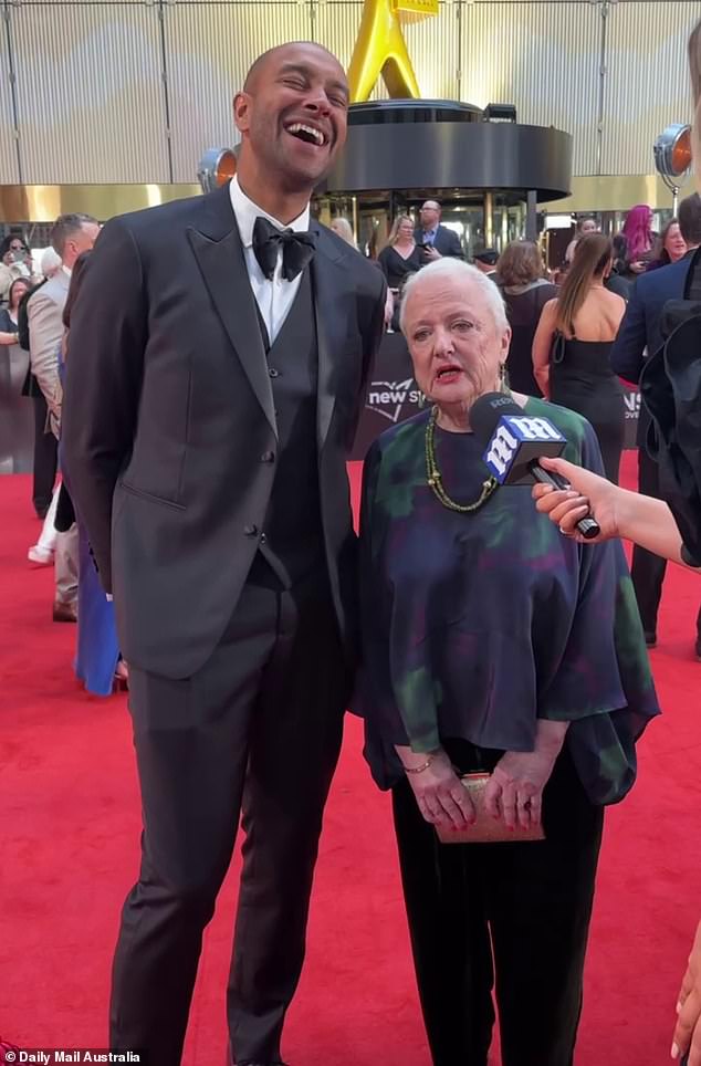 كشف أوكين لصحيفة ديلي ميل أستراليا أن إدارة الفندق اضطرت إلى تحذير الزوجين، نظرًا لميل دينيس إلى الحفلات الصاخبة بعد الزفاف في الماضي.