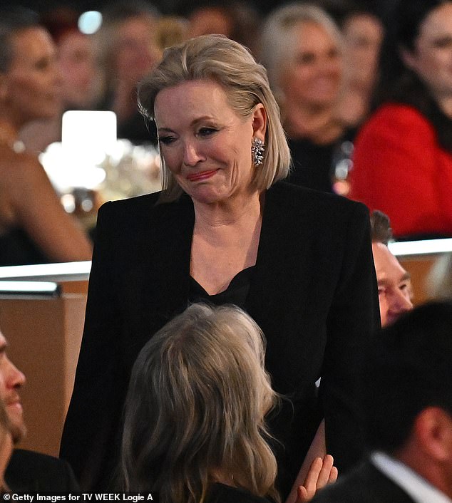 عندما تم استدعاء ريبيكا أخيرًا إلى المسرح من قبل ابنها زاكاري لتسلم جائزتها، لم تتمكن نجمة The Dressmaker من منع نفسها من البكاء أثناء قراءة خطابها العاطفي