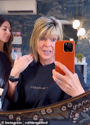 أظهرت مقدمة البرامج التلفزيونية، البالغة من العمر 64 عامًا، خاتم زواجها أثناء تصوير الفيديو الجديد أثناء تصفيف شعرها في صالون