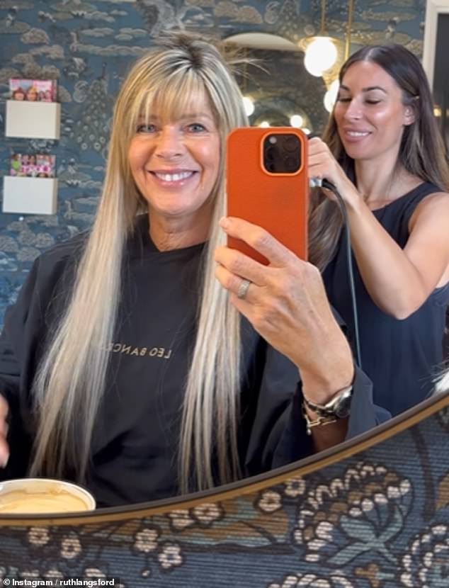 أضافت روث بعض الطول إلى شعرها حيث شوهد مصفف شعرها وهو يضع وصلات شعر طويلة جديدة