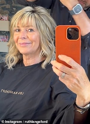 قامت روث بقص وصلات شعرها الجديدة إلى طول كتفها المميز