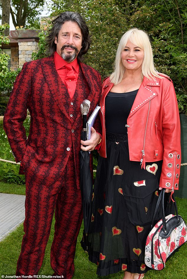 يعيش مصمم الديكور الداخلي، البالغ من العمر 59 عامًا، في منطقة كوتسوولدز مع زوجته جاكي التي يبلغ عمرها 35 عامًا، ولديهما طفلان