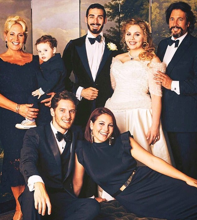 تعيش هيرمايوني في المنزل المجاور مع عائلتها، بينما تعيش سيسيل في مبنى مرآب مُعاد بناؤه مع عائلتها (في الصورة في حفل زفاف سيسيل)