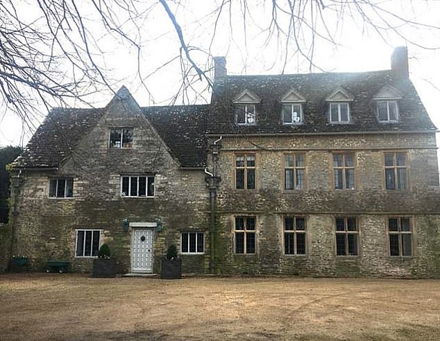 في الصورة المنزل الذي يتقاسمه لورانس مع زوجته وبناته وأحفاده